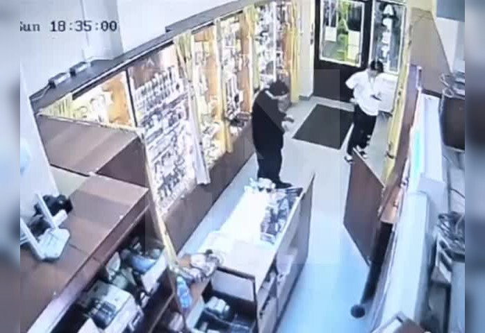 Покупатель попросил продавца показать нож и с помощью него  ограбил магазин