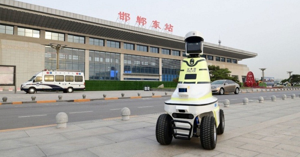 На улицы Пекина выехали 15 роботов-полицейских