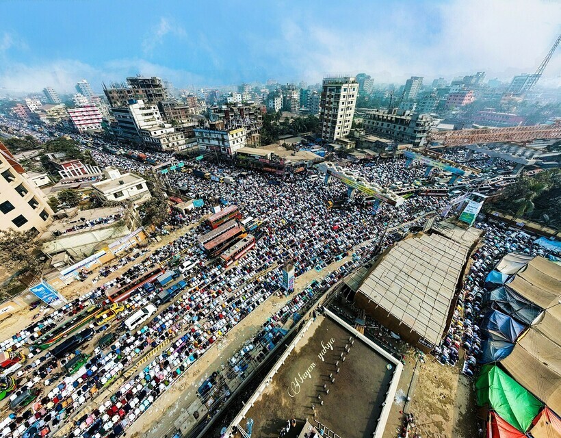 Куда миллионы бангладешцев едут верхом на поездах и кораблях