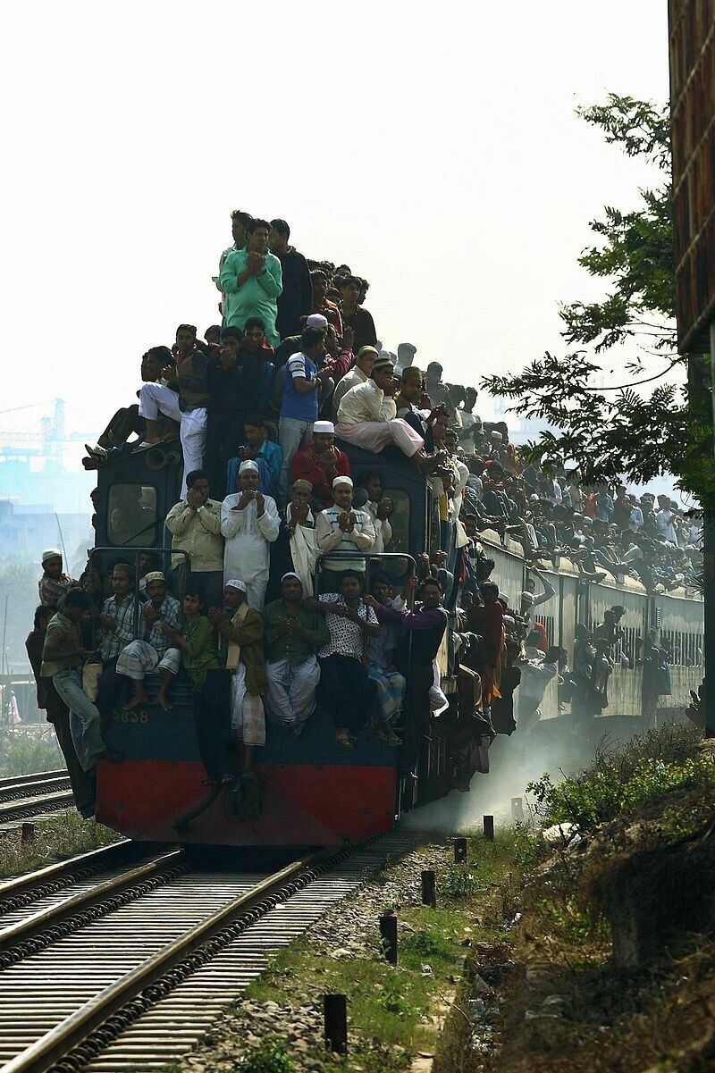 Куда миллионы бангладешцев едут верхом на поездах и кораблях