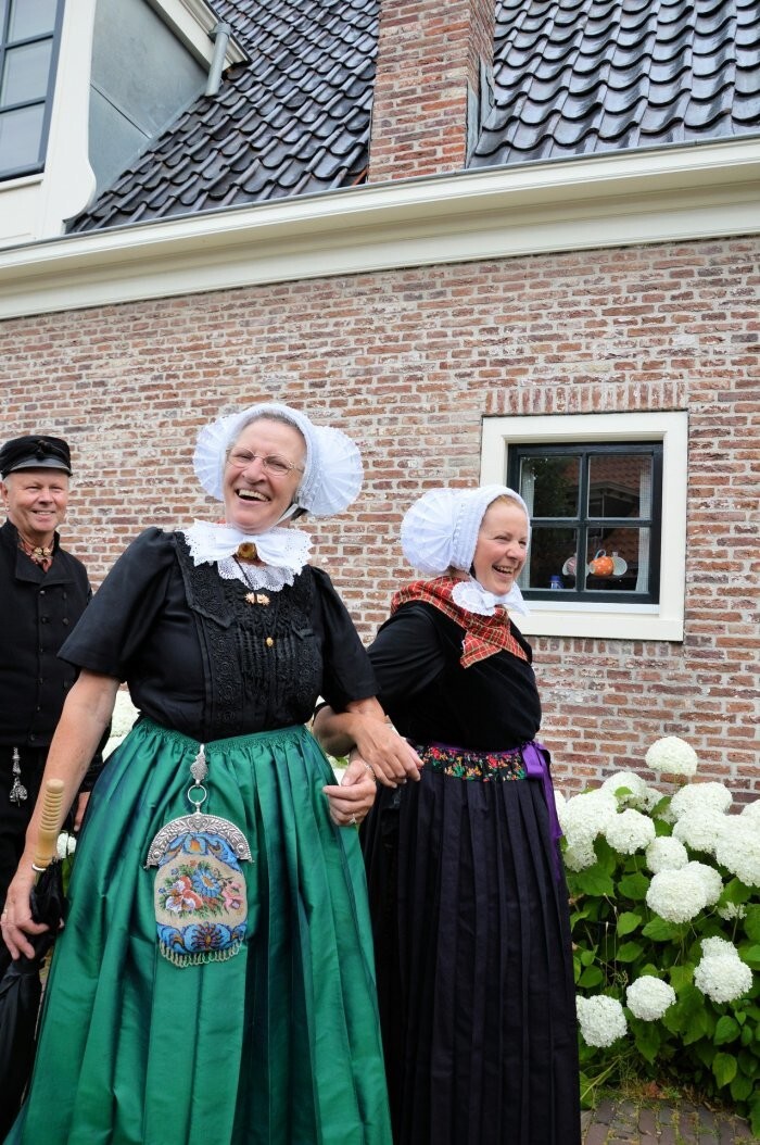 Почему голландские женщины ходили с "железными ушами"