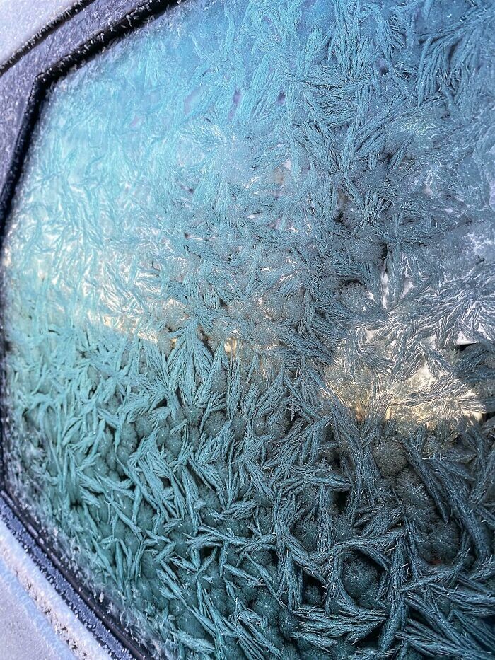 18. Снежные узоры на окне автомобиля