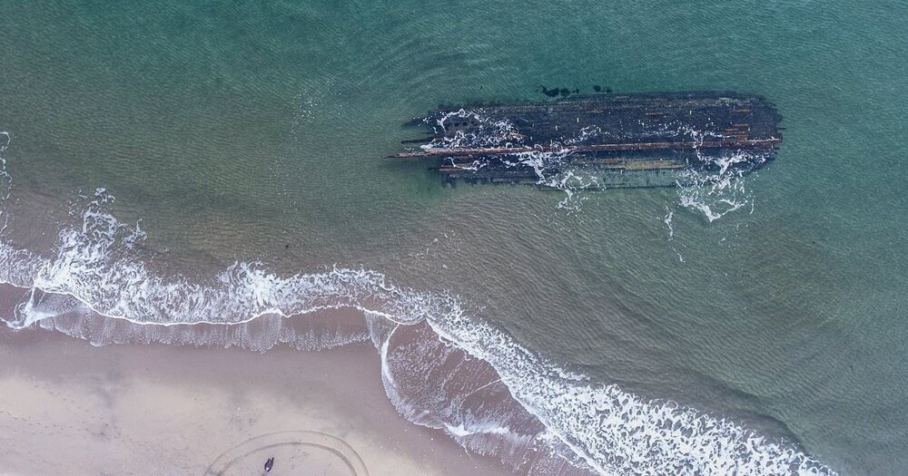 На канадское побережье выбросило неизвестное затонувшее судно