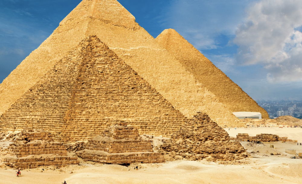 1. Когда строились пирамиды, по Земле еще бродили шерстистые мамонты