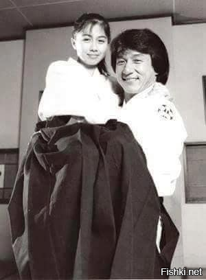 Джеки Чан практикует айкидо с дочерью Стивена Сигала Аяко Фуджитани во время ...