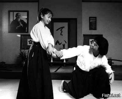 Джеки Чан практикует айкидо с дочерью Стивена Сигала Аяко Фуджитани во время ...