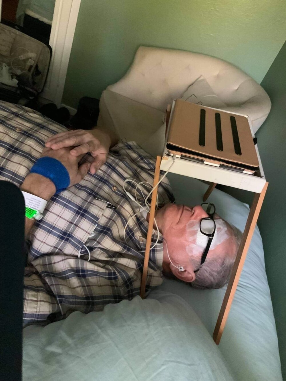 3. Самодельный держатель для планшета моего отца после операции на глазу