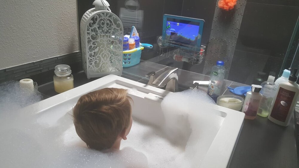 8. Я сказал своему сыну залезать в ванну и без планшета