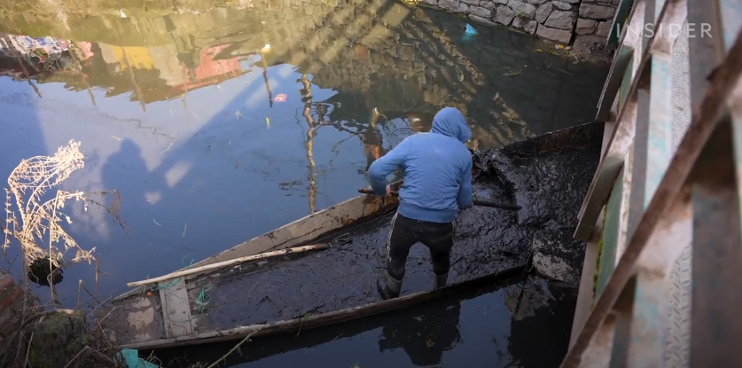 Как умирает тысячелетний плавучий рынок торговцев лотосом