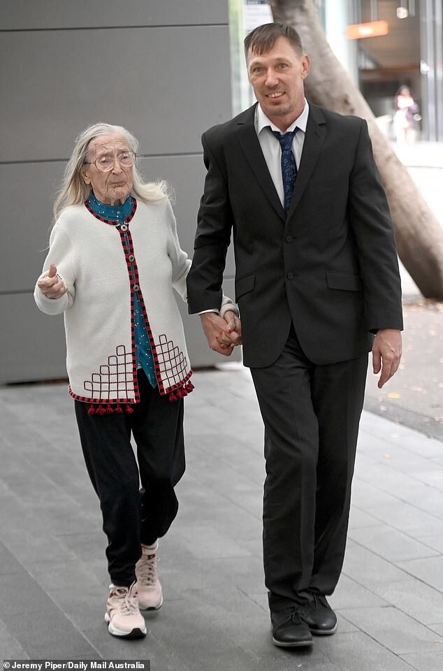 48-летний эстонец просит визу в Австралии, чтобы быть рядом со своей 103-летней возлюбленной