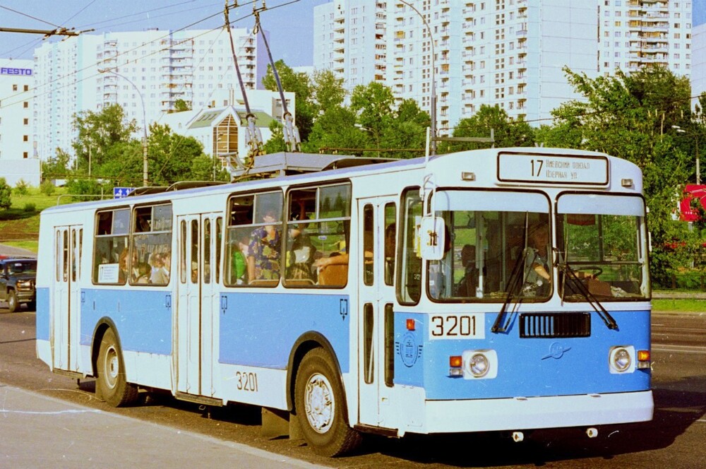ЗиУ-9 на Мичуринском проспекте. Москва, 1998 год.