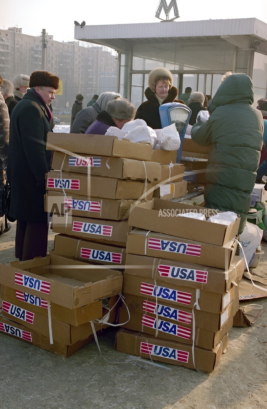 «Ножки Буша». Москвичи стоят в очереди за американскими куриными окорочками, 1994 год.