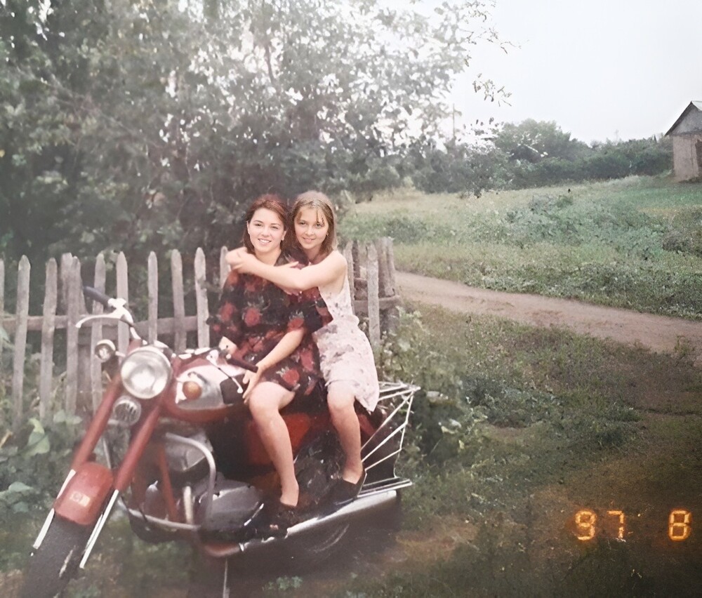 Девушки где-то в деревне, 1997 год.