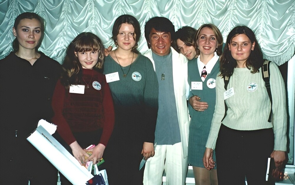 Джеки Чан с поклонниками в Москве, 16 октября 2000 года.