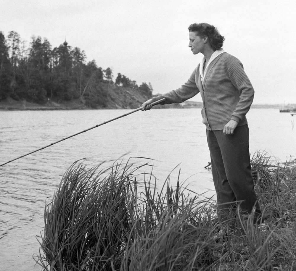 Майя Плисецкая ловит рыбу на берегу Москвы-реки, 1956 год
