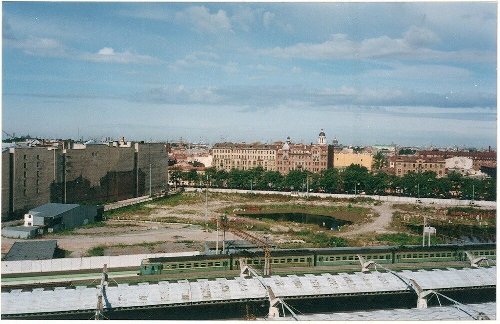 А это - легендарная "Яма" около Московского вокзала. Сейчас на этом месте построили ТК "Галерея".