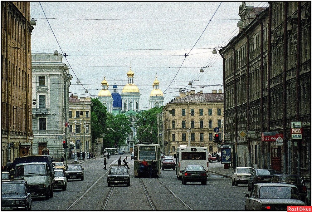 "Зацеперы" на трамвае приближаются к Театральной площади на фоне Никольского собора.