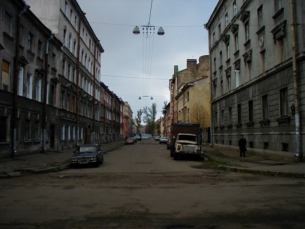 Улица Пасторова выглядит как будто после апокалипсиса, сюда ремонты не дошли.