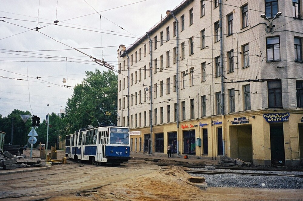 Трамвай 23 маршрута готовится повернуть с улицы Жукова на Кондратьевский проспект.