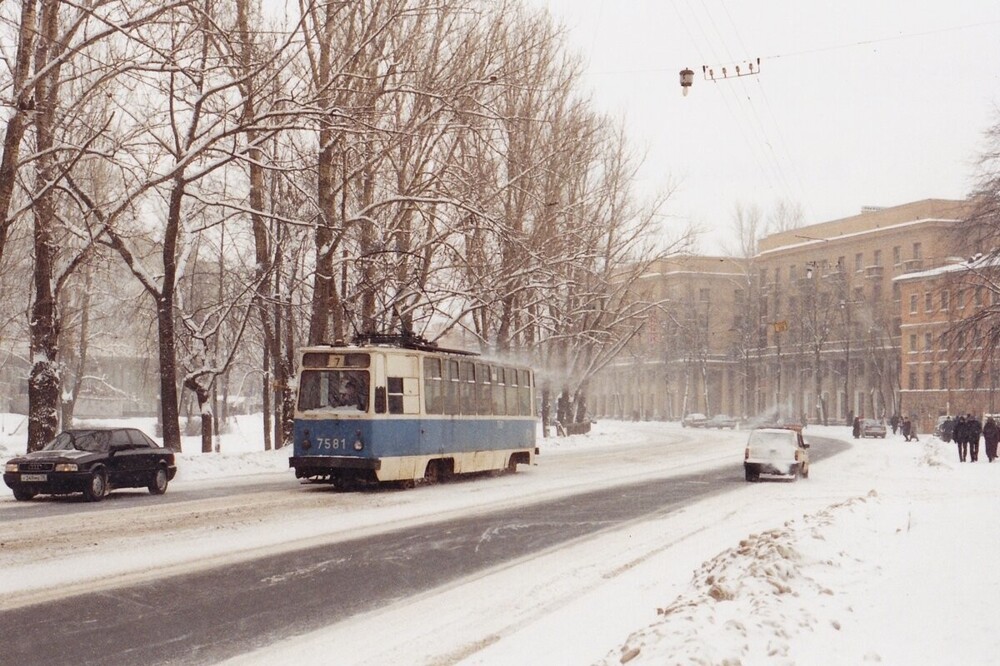 Зимний проспект Обуховской Обороны в районе Ново-Александровской улицы и трамвайчик 7 маршрута.