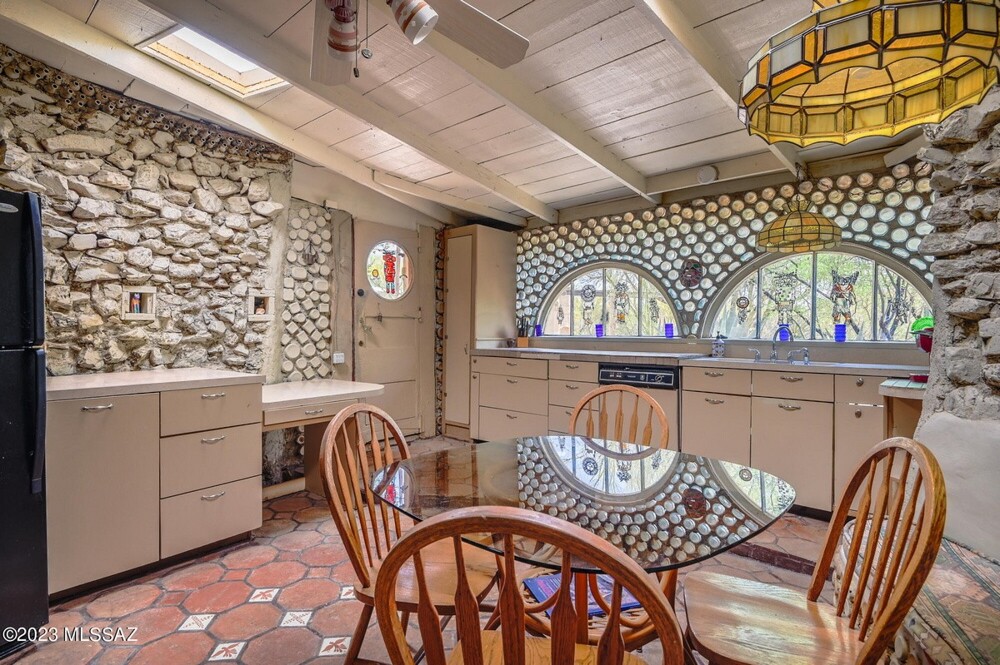 Дом, сделанный из тысяч стеклянных бутылок, выставлен на продажу за $432 500