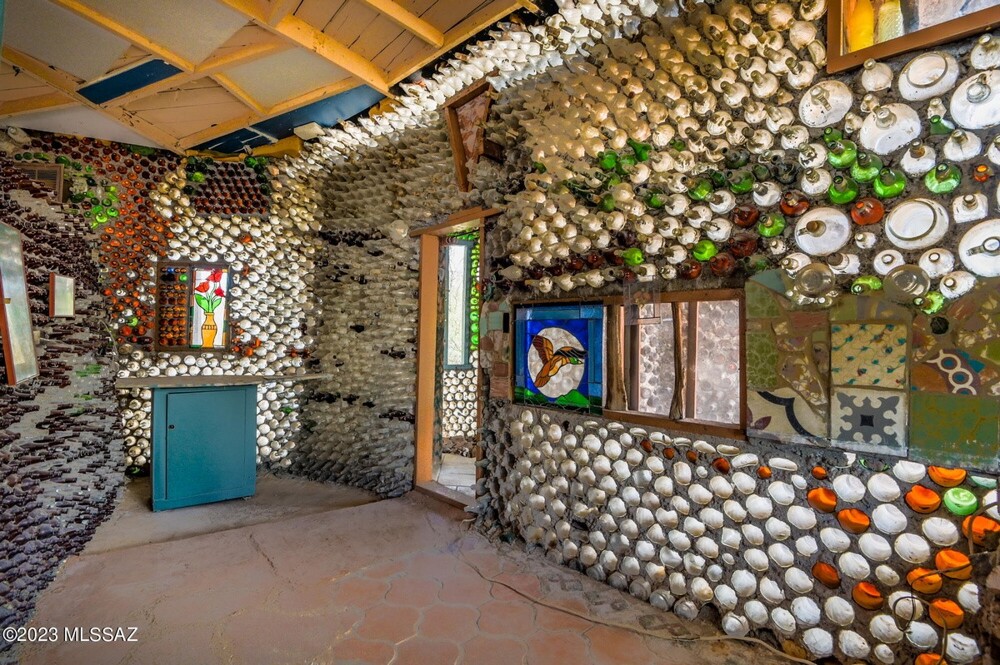 Дом, сделанный из тысяч стеклянных бутылок, выставлен на продажу за $432 500