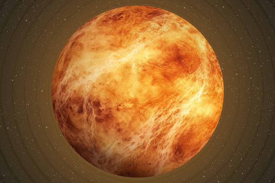 9. Венера вращается так медленно, что можно смотреть на закат солнца вечно, просто гуляя