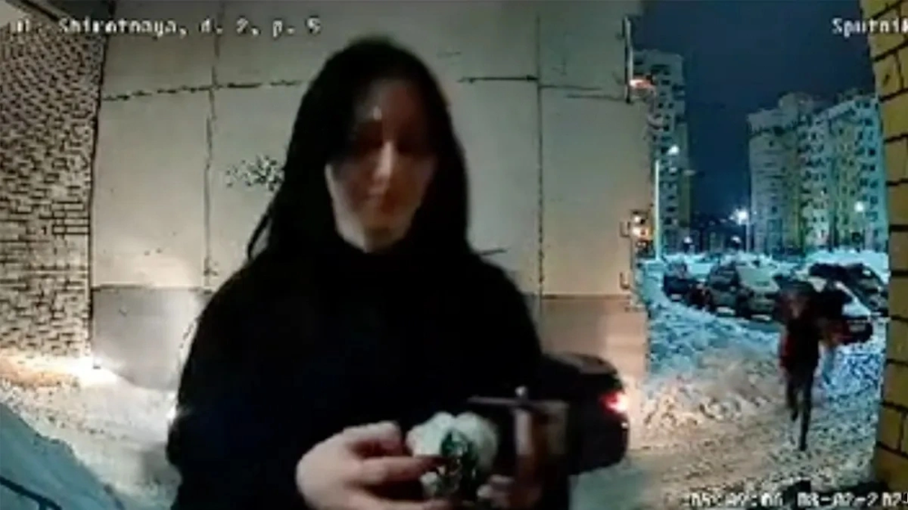 Камера домофона сняла похищение девушки прямо возле подъезда в Кирове