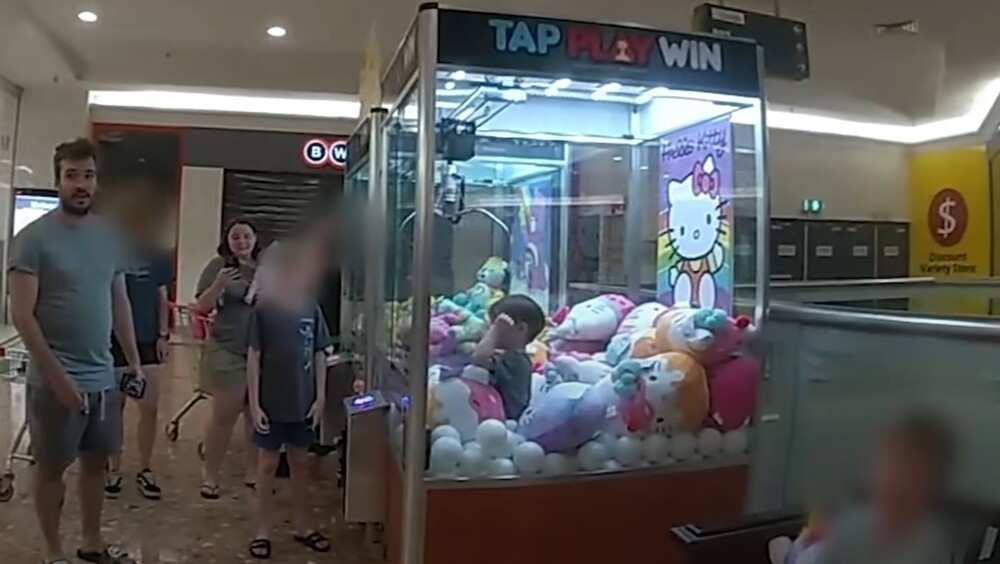 Полицейским пришлось спасать мальчика, залезшего в автомат с игрушками