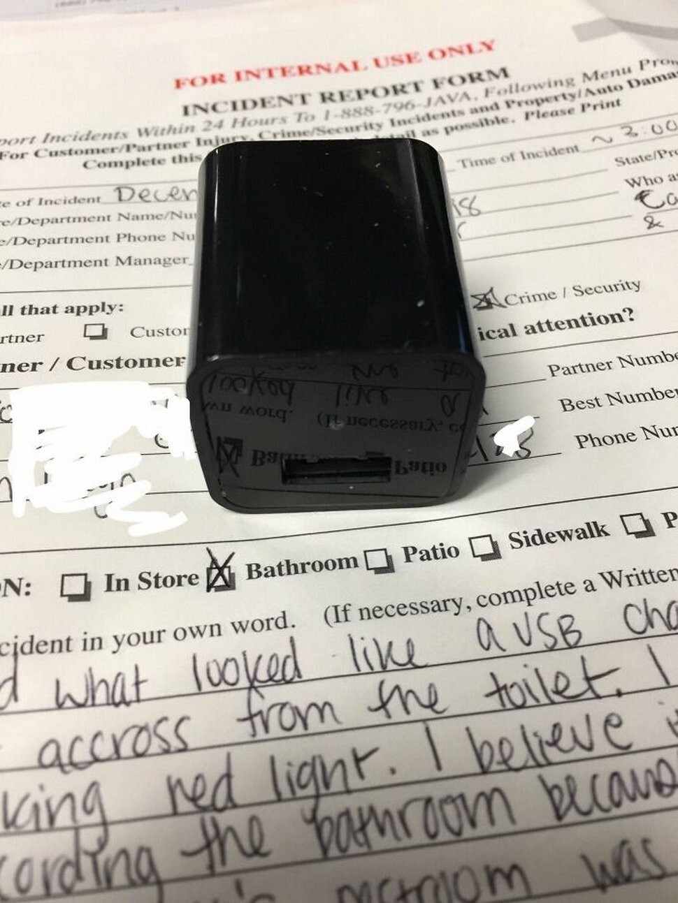 12. Эта камера, замаскированная под зарядку USB, была найдена в женском туалете