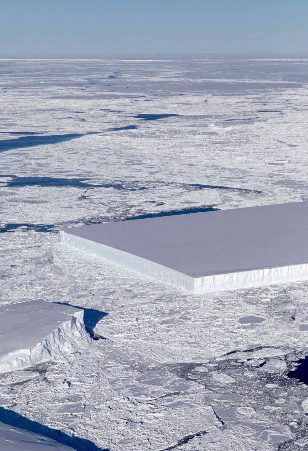 23. Идеальный прямоугольный айсберг в Антарктиде