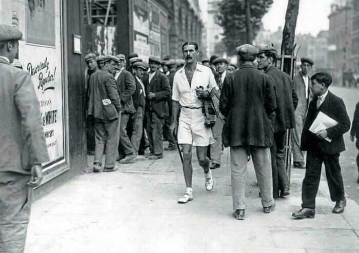 6. Сторонник реформы мужской одежды идет по улице Стрэнд в Лондоне. Партия реформы мужской одежды была сформирована в межвоенные годы в Великобритании, 1930 г.