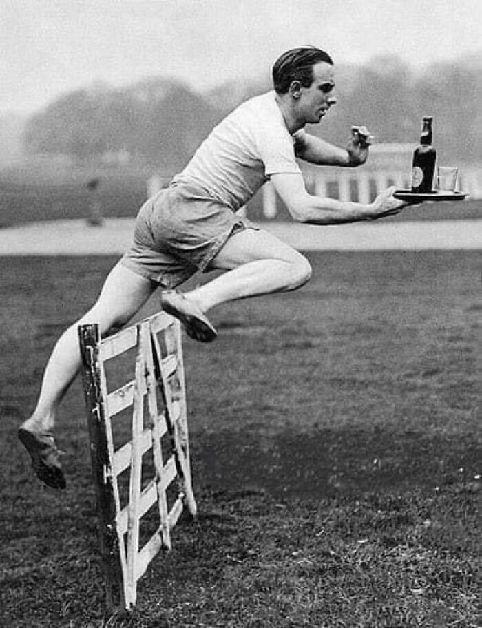 13. Британский спортсмен Перси Ходж (олимпийский чемпион в беге на 3000 м с препятствиями в 1920 году) демонстрирует безупречный прыжок через барьер