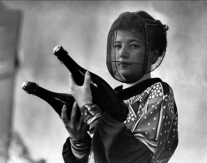 15.  Инспектор по шампанскому в специальной маске для защиты от случайного взрыва бутылки, Калифорния, 1933 г.