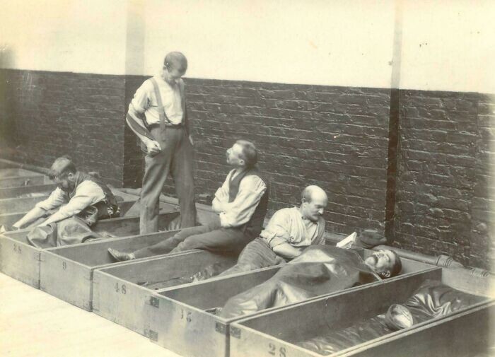 29. Кровати-гробы в приюте Армии спасения в Лондоне. Это один из первых приютов для бездомных, он же «Гроб за четыре пенни», примерно 1900 г.
