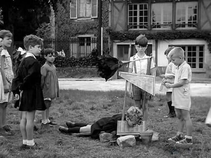 18. Дети развлекаются с игрушечной гильотиной, Франция, 1959 г.