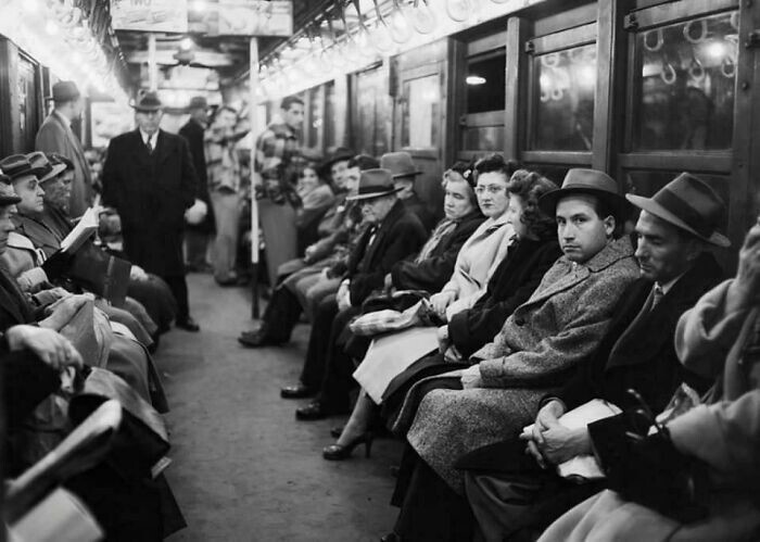 25. Пассажиры нью-йоркского метро без газет во время газетной забастовки в городе, 1953 г.