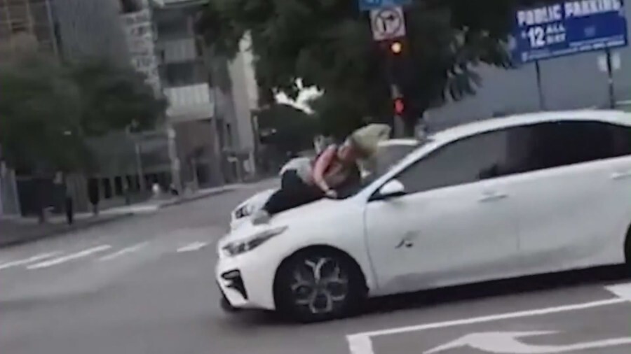 Женщина ринулась на капот машины, пытаясь вернуть свою собаку
