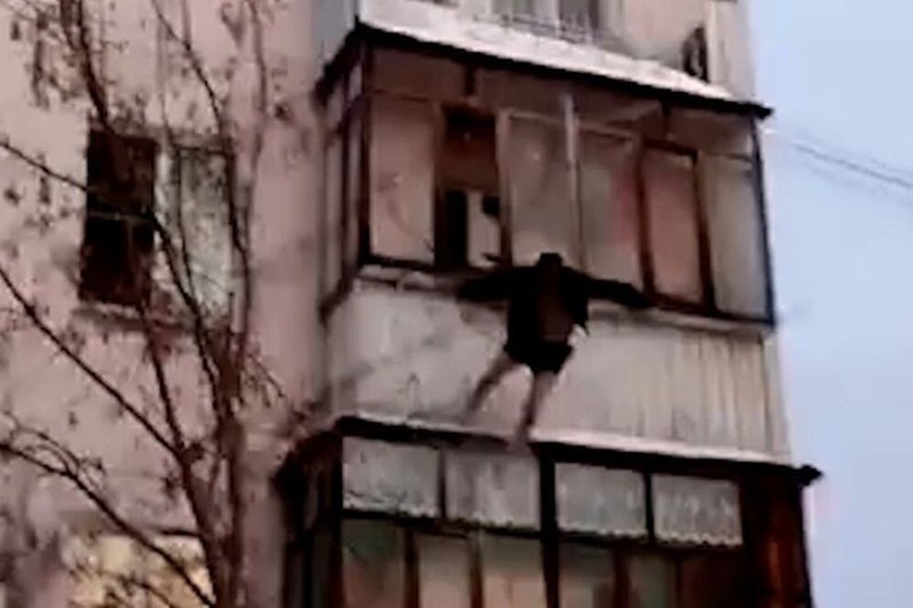 Пьяный мужчина выпрыгнул из окна третьего этажа