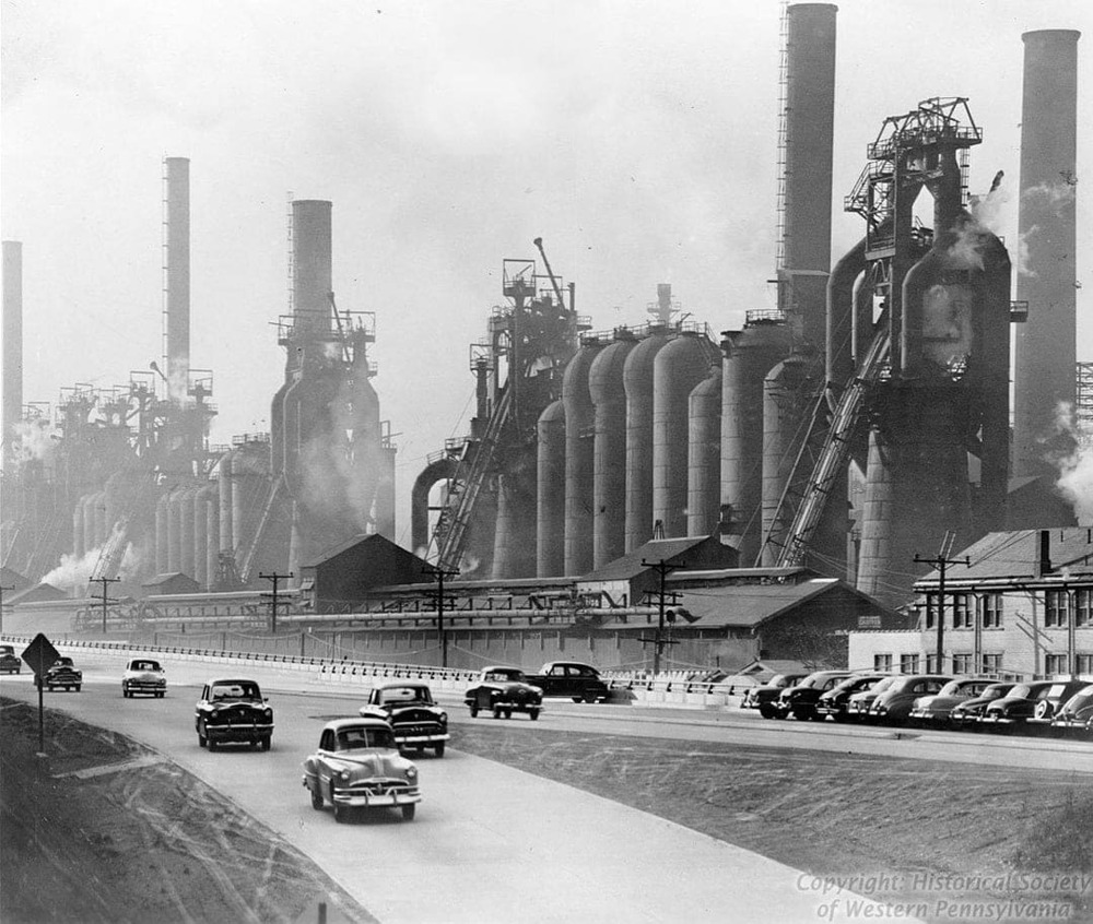 Огромные доменные печи на сталелитейном заводе в Питтсбурге, 1950-е годы
