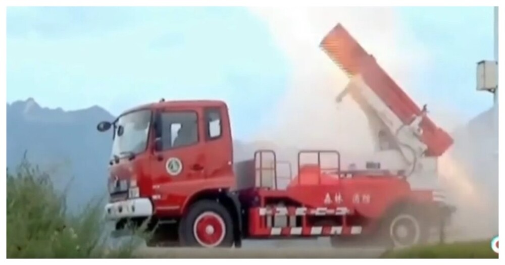 В Китае огнеборцы используют военную технику для тушения пожаров