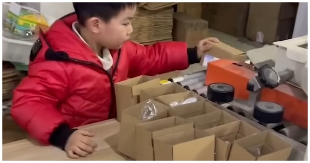 Мальчик мастерски запаковывает коробки