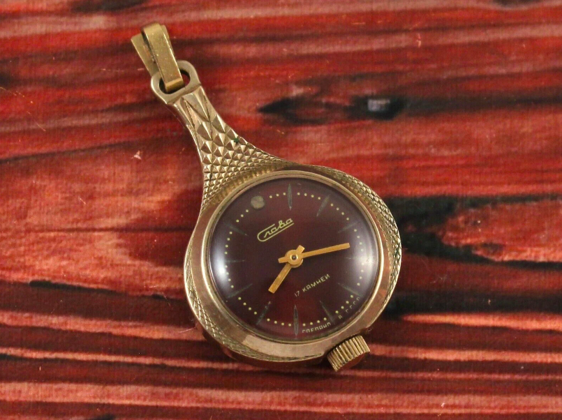 Советские часы, которые можно было носить на шее - как кулоны. А что, красиво!