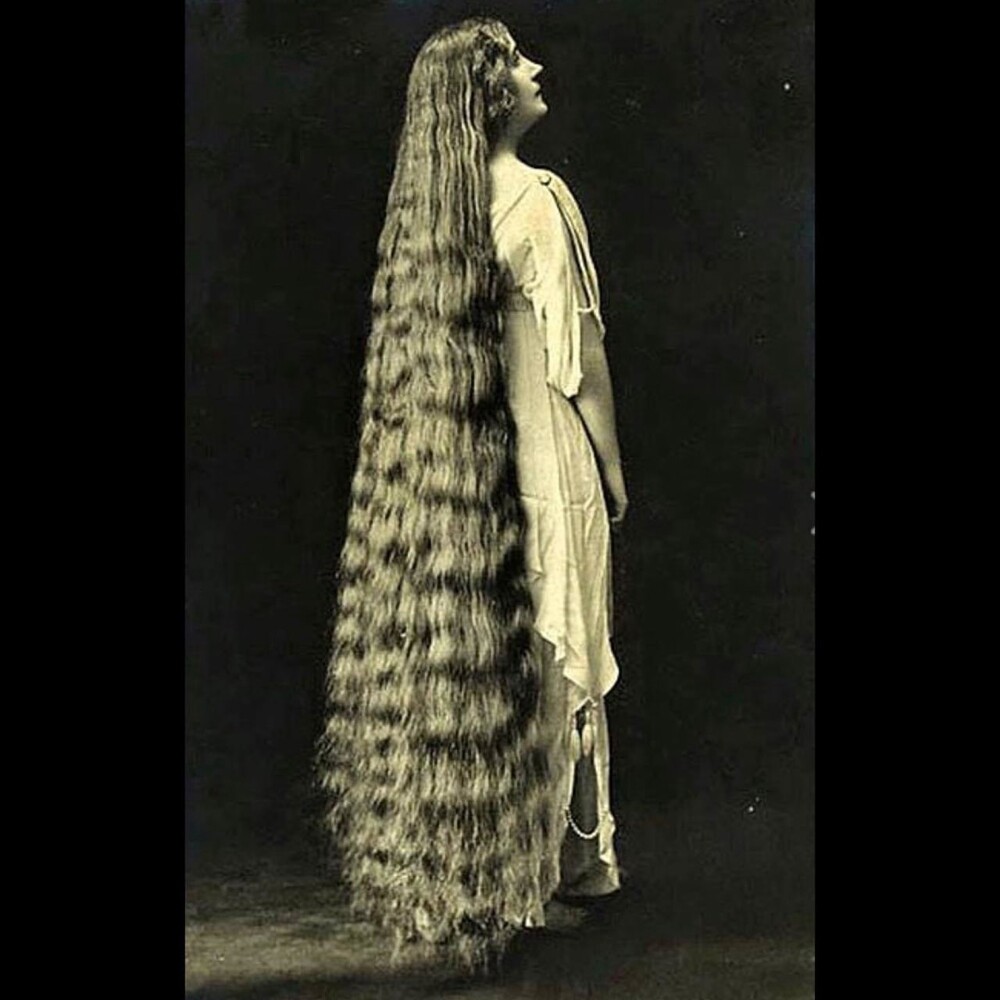 В викторианскую эпоху наличие длинных волос было признаком высокого статуса женщины