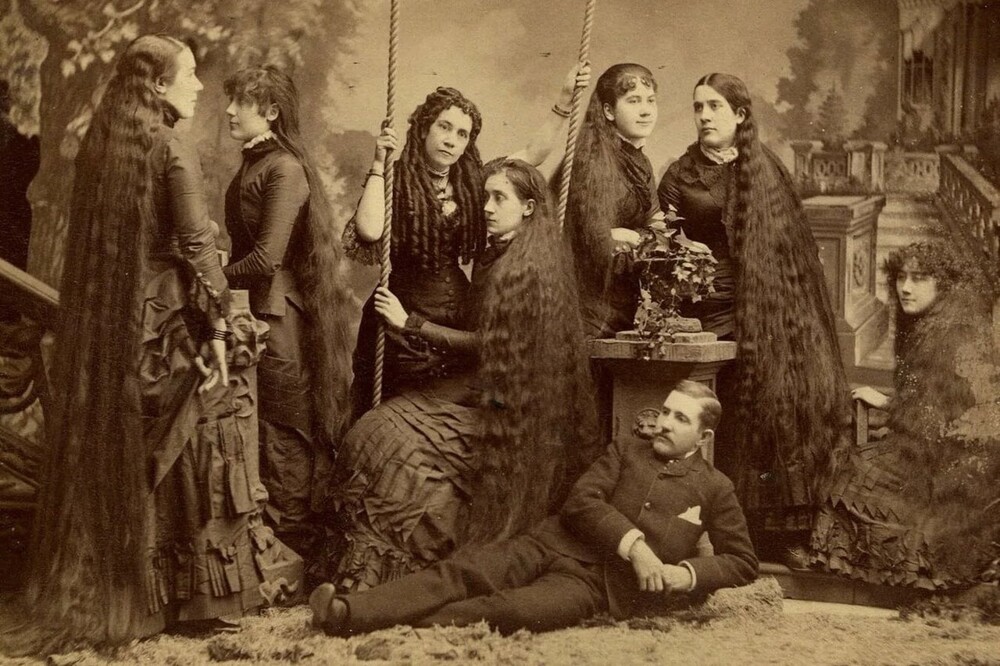 В викторианскую эпоху наличие длинных волос было признаком высокого статуса женщины