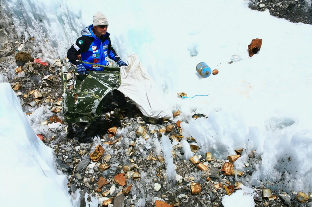 Местные власти обяжут покорителей Эвереста уносить с собой свои экскременты