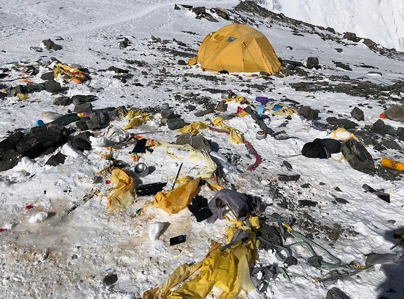 Местные власти обяжут покорителей Эвереста уносить с собой свои экскременты
