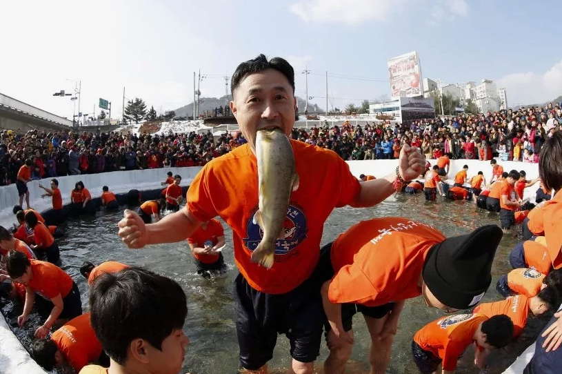 Фестиваль невероятной жадности: ловля рыбы в проруби голыми руками