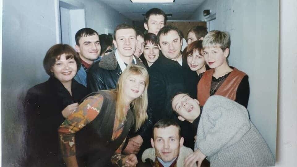 Николай Фоменко с коллегами во время работы на радио, 1997 год.