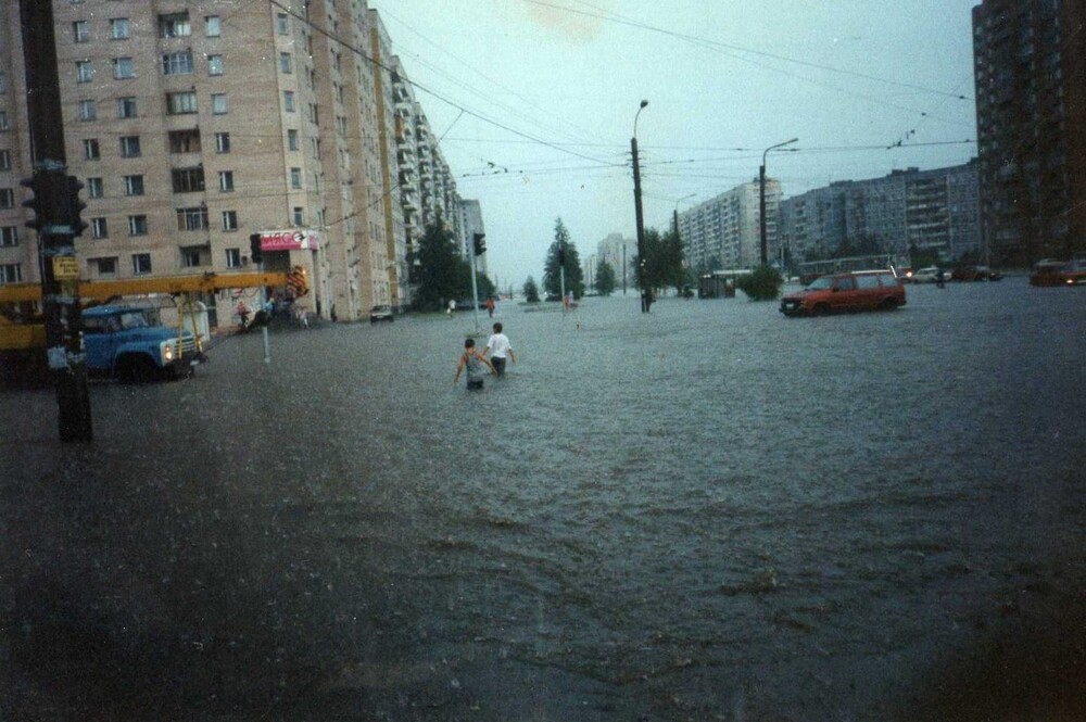 Потоп на перекрестке проспектов Энгельса и Луначарского. Санкт-Петербург, 1997 год.